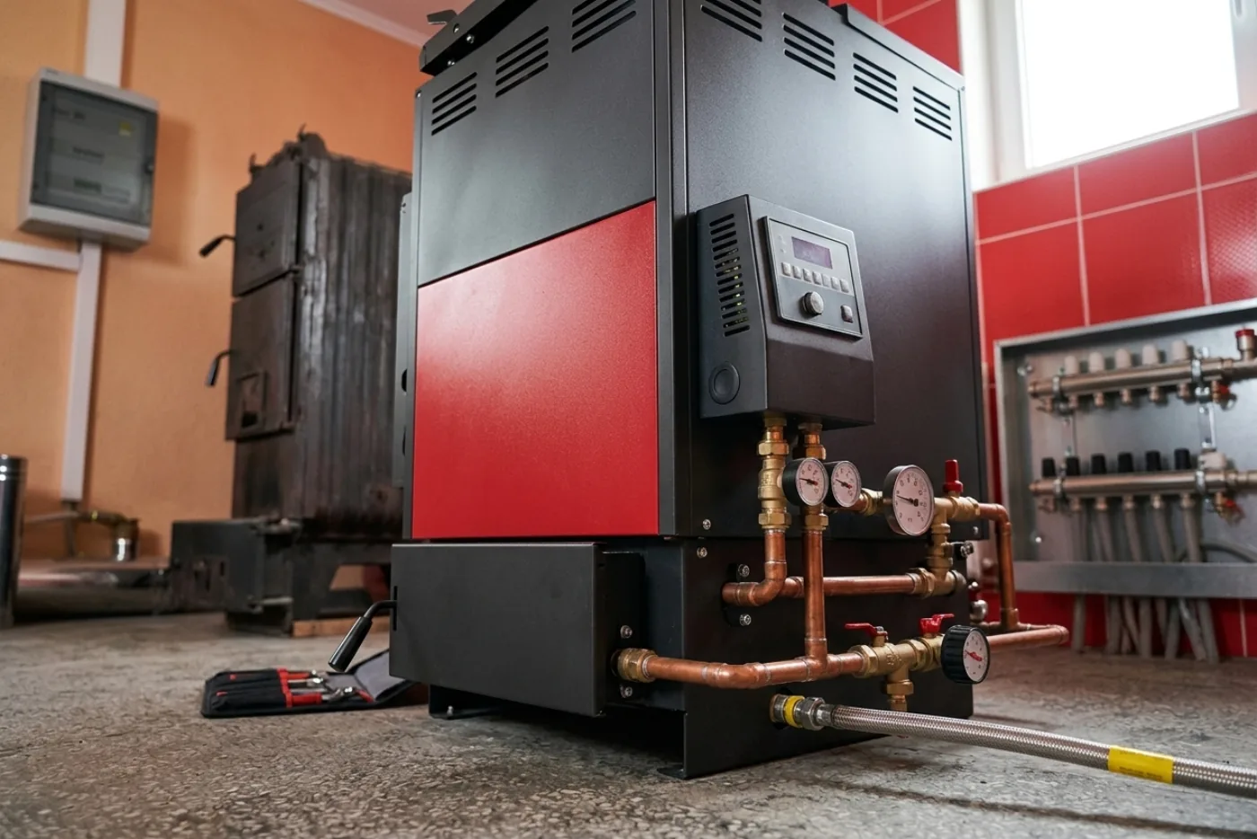 Technicien DPC vérifiant une installation d'eau chaude à Créteil